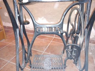 máquina de coser antigua con mesa