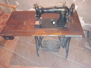máquina de coser antigua con mesa