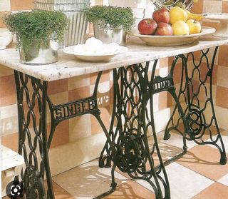 máquina de coser antigua con mesa