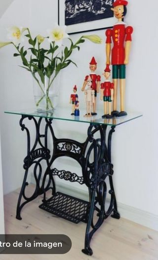 máquina de coser antigua con mesa