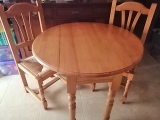 Mesa y dos sillas de madera