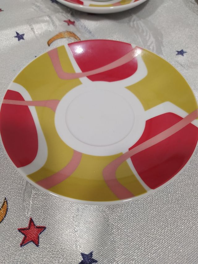 Juego de 4 tazas y 4 platos