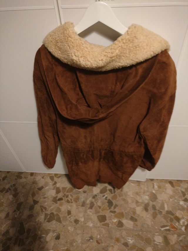 Chaqueta de piel con capucha