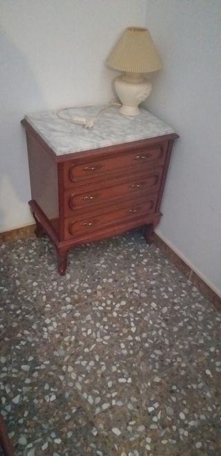 vecchi comodini con il loro marmo. come nuovi