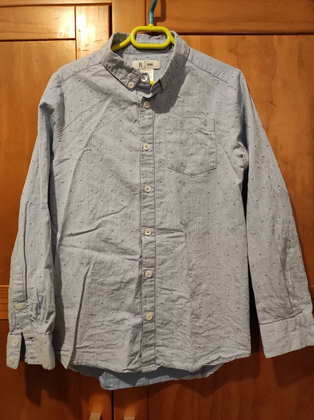 Azul claro. La tela hace rayas y tiene puntitos az