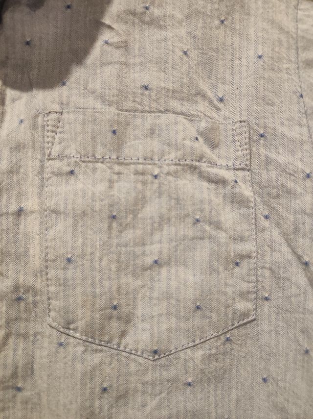 Azul claro. La tela hace rayas y tiene puntitos az