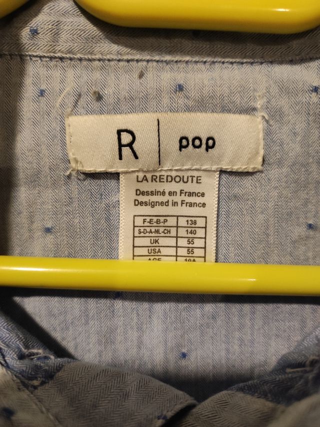 Azul claro. La tela hace rayas y tiene puntitos az