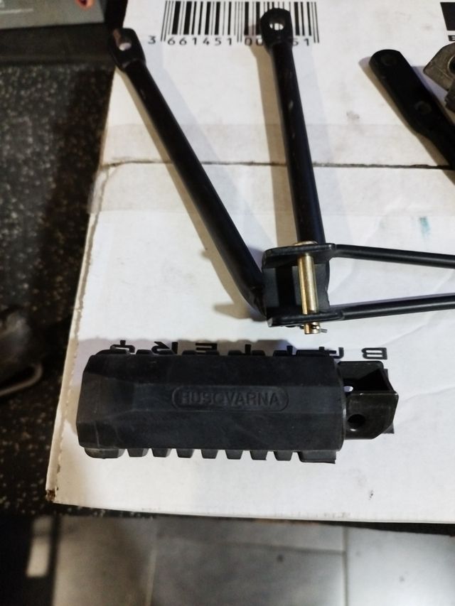 Soporte y posapies traseros Husqvarna te