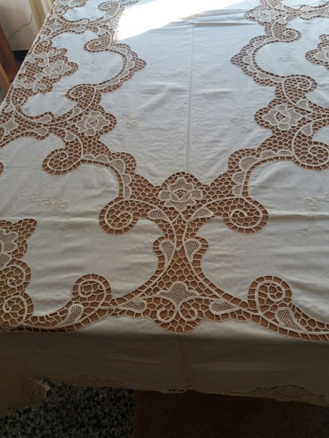Manteleria bordada y recorte