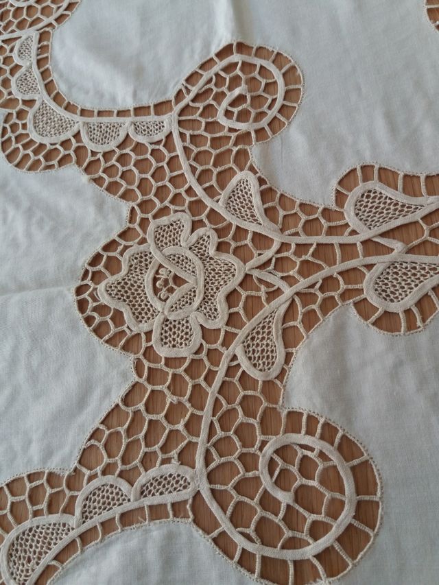 Manteleria bordada y recorte
