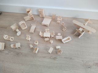 juguetes de madera. casita y avion