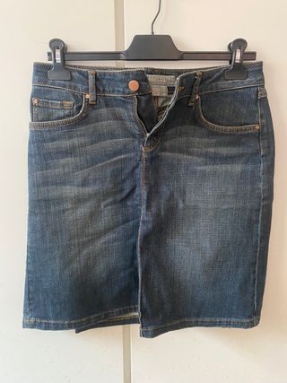 Falda vaquera corta, talla 40. De Zara.