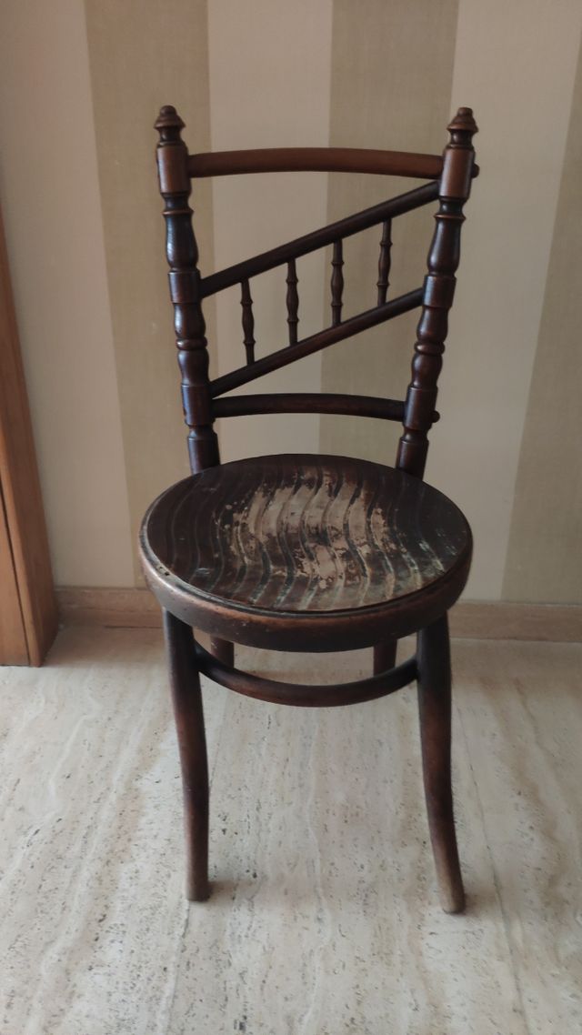 Silla Pequeña de madera marrón oscura