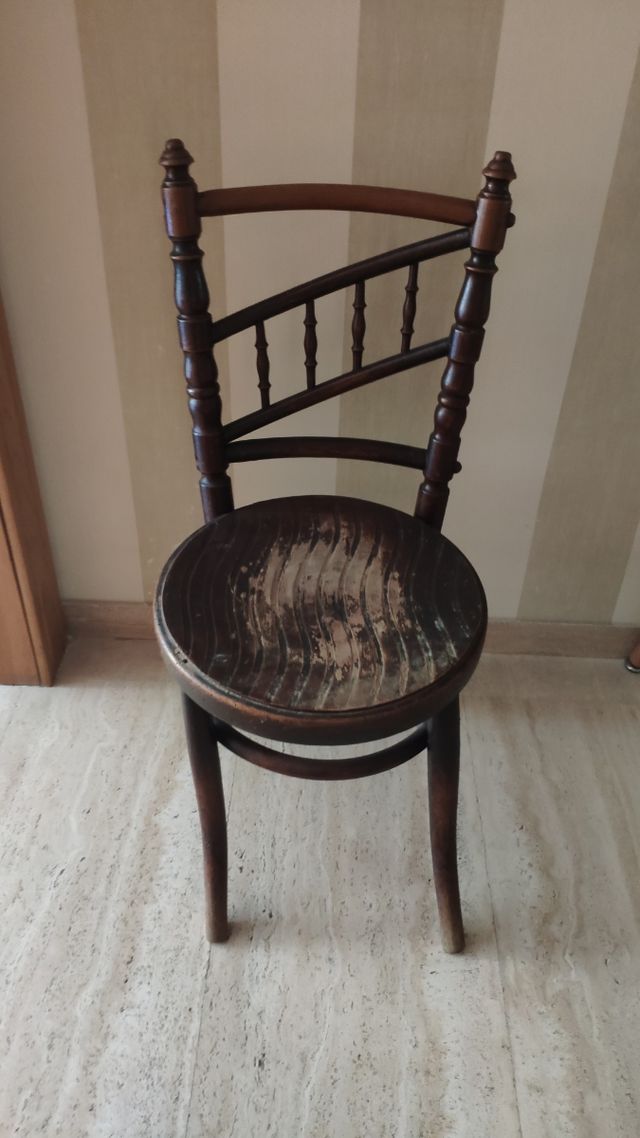 Silla Pequeña de madera marrón oscura