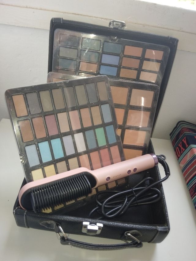 Maletin de sombras y cepillo electrico