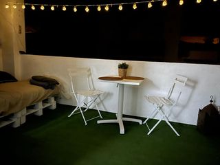 Mesa + 2 sillas está nueva,es d Maisons du Monde.