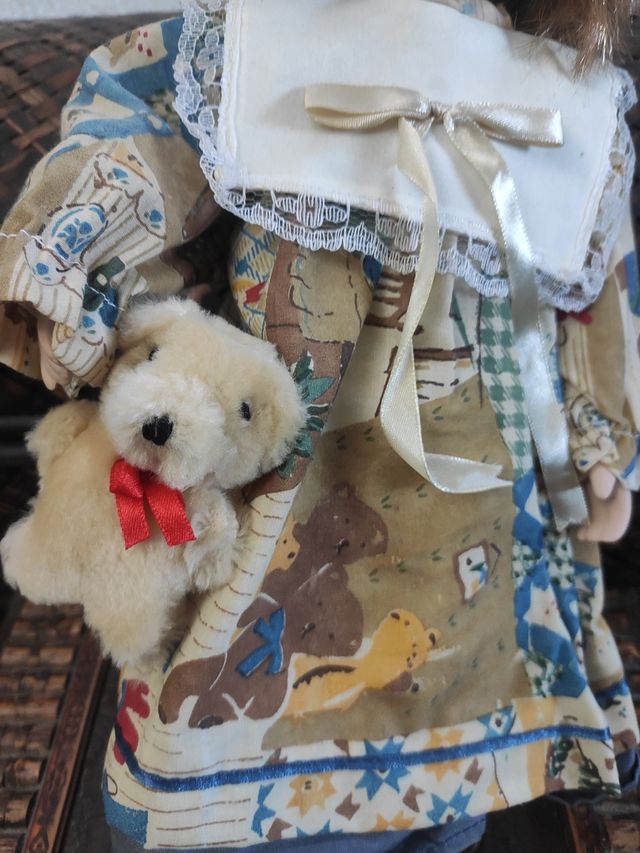 Muñeca de porcelana con peluche