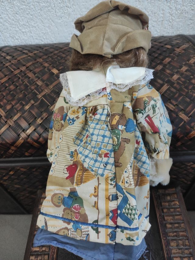 Muñeca de porcelana con peluche