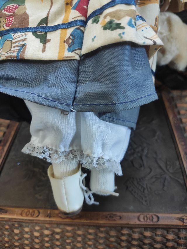 Muñeca de porcelana con peluche