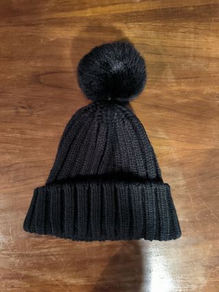 Gorro negro pompón punto nieve