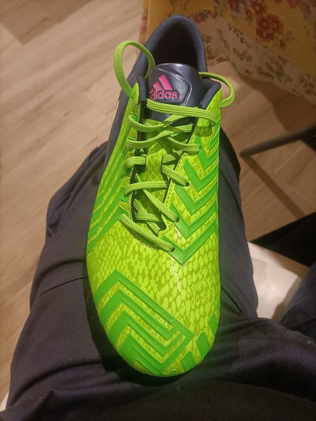 Botas de fútbol Adidas.