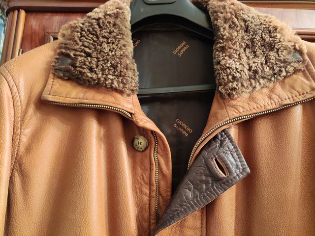 Chaqueta de piel camel con cuello de pelo.