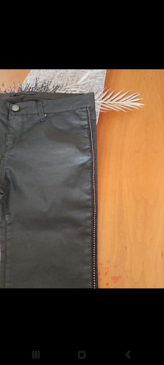 Pantalón encerado adorno plateado