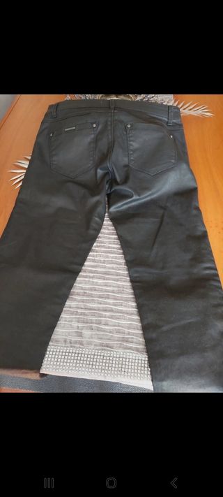 Pantalón encerado adorno plateado