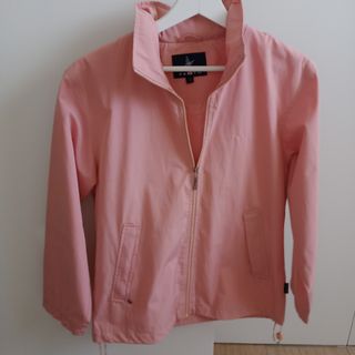 Chaqueta cortavientos con capucha.