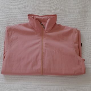 Chaqueta cortavientos con capucha.