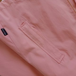 Chaqueta cortavientos con capucha.
