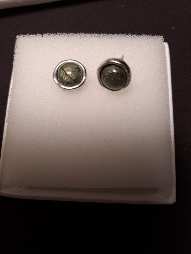 Pendientes plateados con piedra gris