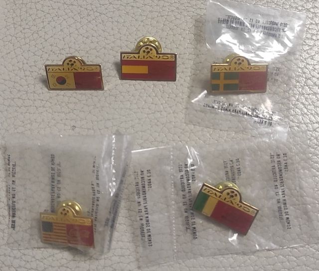 LOTE 5 Pins de Fútbol Coca Cola Italia 90
