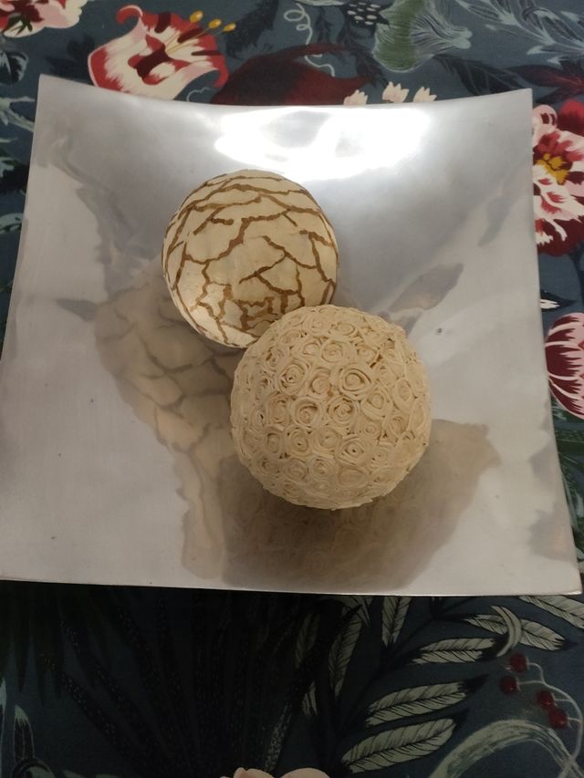 CENTRO DE MESA DE METAL CON ADORNOS