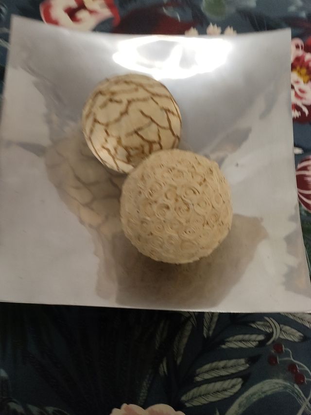 CENTRO DE MESA DE METAL CON ADORNOS