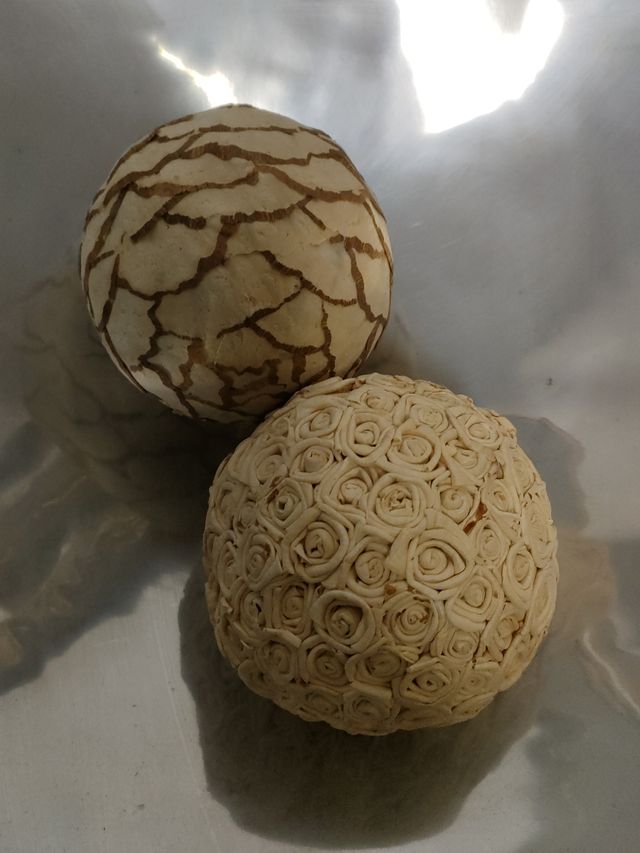 CENTRO DE MESA DE METAL CON ADORNOS