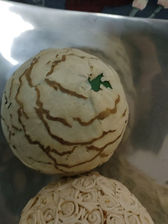 CENTRO DE MESA DE METAL CON ADORNOS