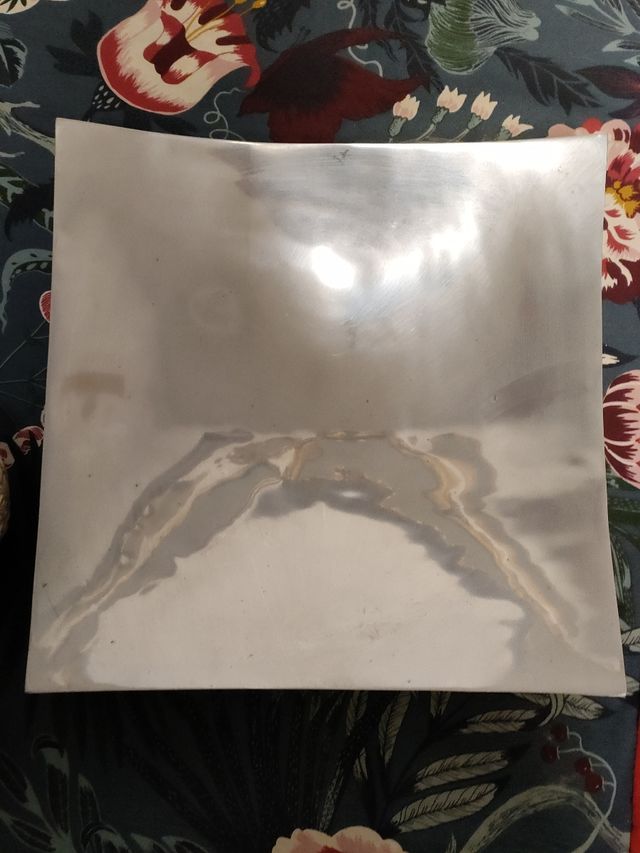 CENTRO DE MESA DE METAL CON ADORNOS