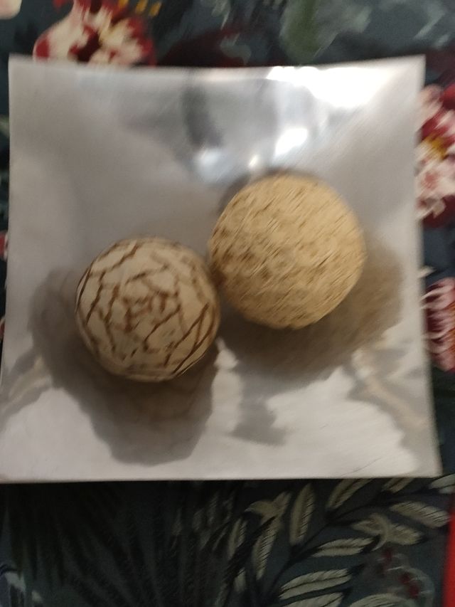 CENTRO DE MESA DE METAL CON ADORNOS