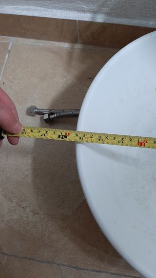 Lavabo redondo con grifo alto