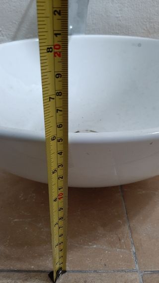 Lavabo redondo con grifo alto