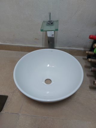 Lavabo redondo con grifo alto