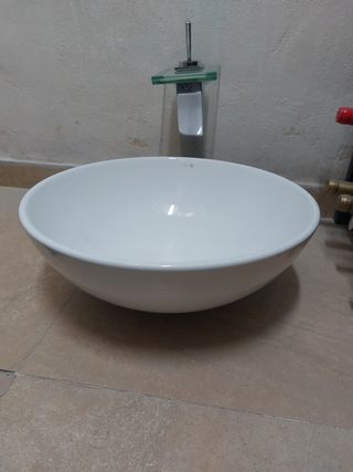 Lavabo redondo con grifo alto