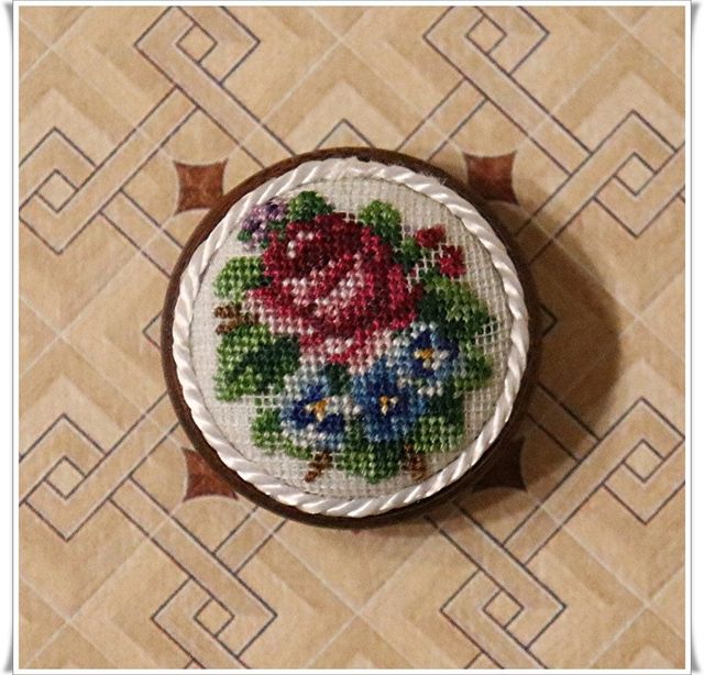 CASAS DE MUÑECAS. REPOSAPIES VICTORIANO