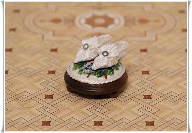 CASAS DE MUÑECAS. REPOSAPIES VICTORIANO