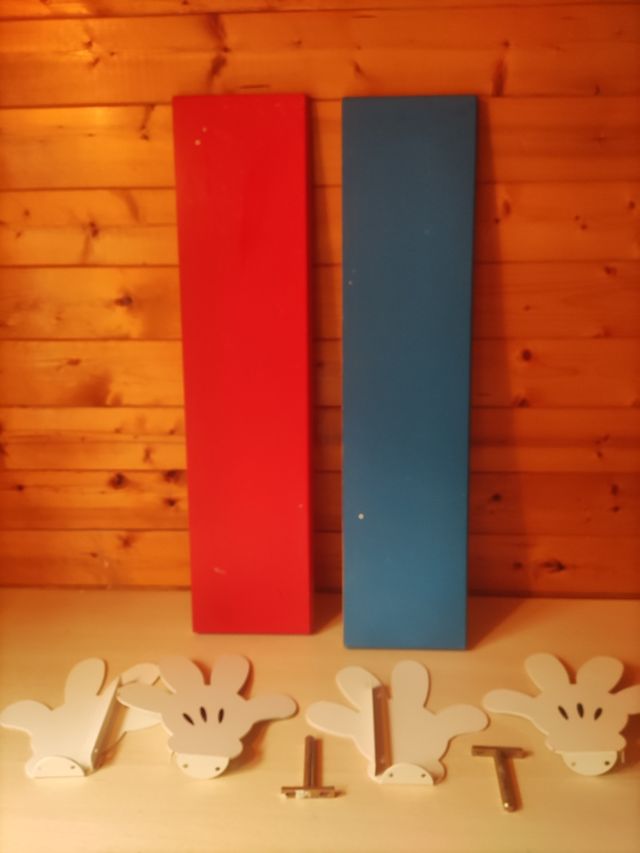 estanterías de Mikie con soporte manos blancas