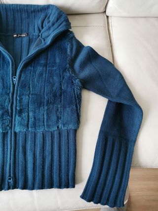 CHAQUETA DE PUNTO Y PELO CORTO. TALLA S/M