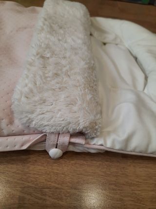 Saco silla bebé rosa efecto piel.