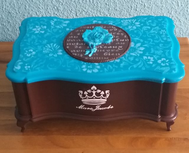 Caja decorada artesanalmente