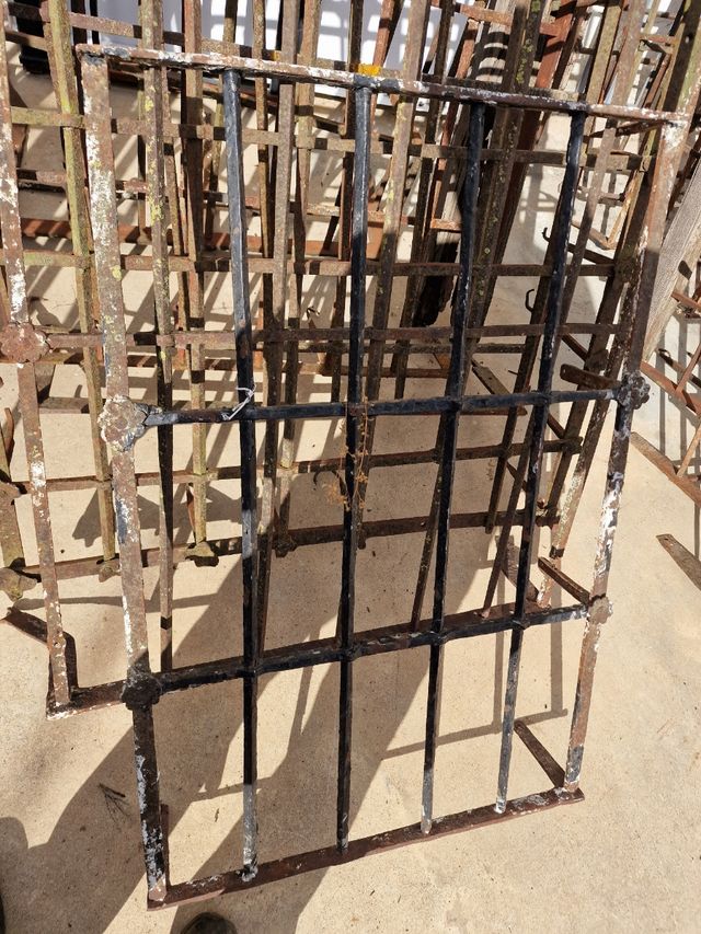 rejas antiguas 50 euros unidad  (menos las grande)